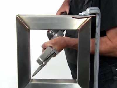 Grinding of right angle welds in square pipes