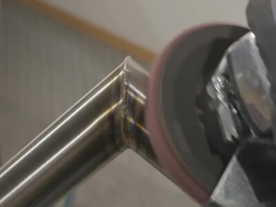Round pipe right angle grinding after welding